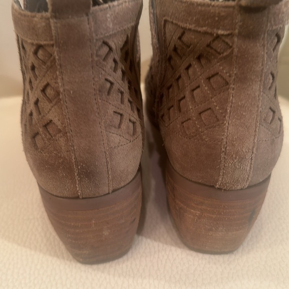 Crown Vintage 8.5 EUC Taupe Suede Booties Cut Out Closed Toe Chunky Heel - Picture 4 of 9